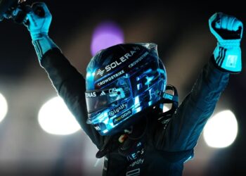 Russell domina o GP de Singapura em dia de título da McLaren; Bortoleto é 17º