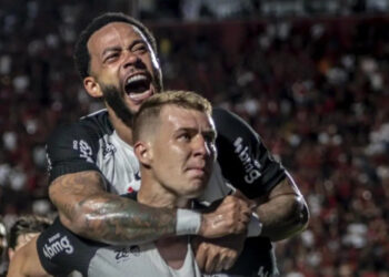 Com um a menos, Corinthians marca no fim e bate o Vitória no Barradão