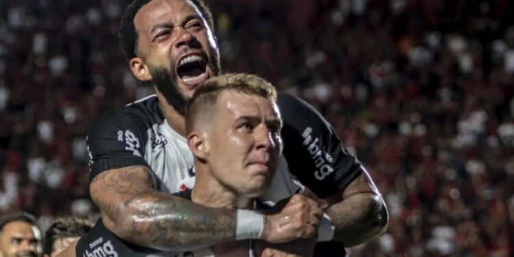 Com um a menos, Corinthians marca no fim e bate o Vitória no Barradão