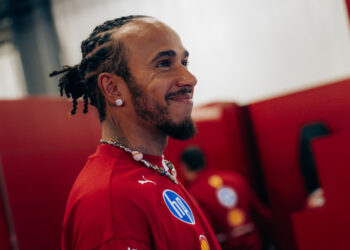Hamilton ironiza reclamação de Alonso em Singapura: “18 anos disso”