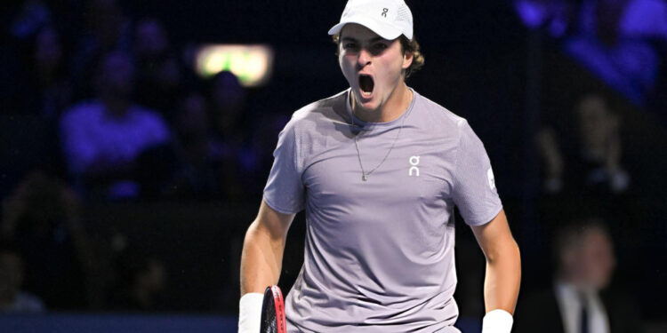 João Fonseca bate Shapovalov de virada e avança no Masters de Paris