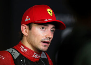 Leclerc afasta rumores sobre saída da Ferrari: “Quero vencer vestindo vermelho”