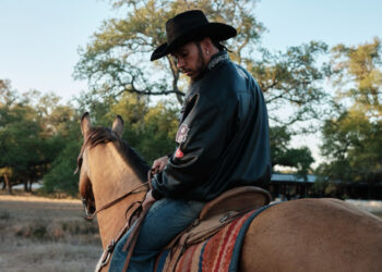 Lewis Hamilton realiza sonho de infância e anda a cavalo pela primeira vez, no Texas