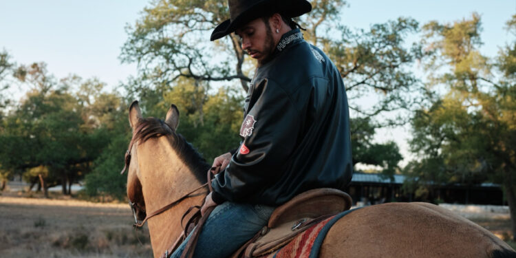 Lewis Hamilton realiza sonho de infância e anda a cavalo pela primeira vez, no Texas