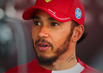 Hamilton mostra otimismo após “semana difícil” e reitera confiança na Ferrari: “Tenho muito orgulho desta equipe”