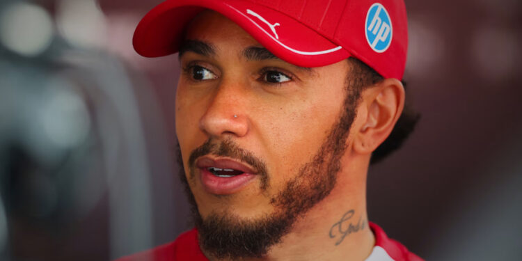 Hamilton mostra otimismo após “semana difícil” e reitera confiança na Ferrari: “Tenho muito orgulho desta equipe”