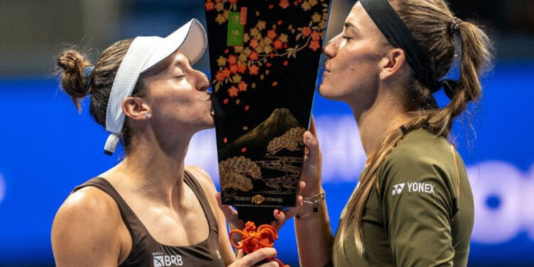 Luisa Stefani é campeã de duplas do WTA 500 de Tóquio