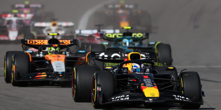 Verstappen vence sprint nos EUA e esquenta briga pelo título; Piastri e Norris abandonam após acidente na largada