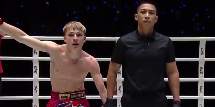 Britânico de 19 anos vence luta principal por nocaute no One Friday Fights 29