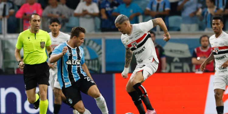 São Paulo perde para o Grêmio e segue distante do G6 do Brasileirão