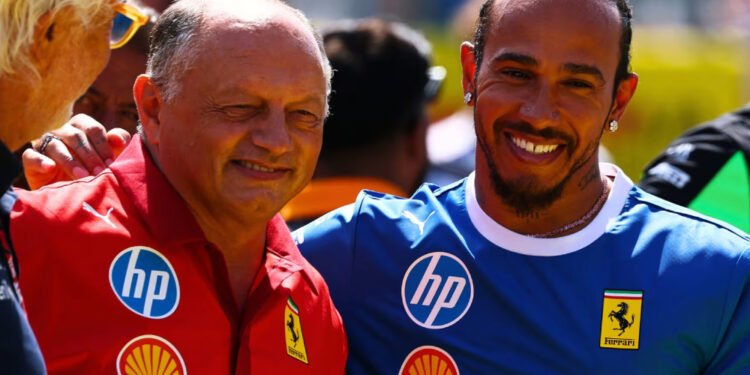 Hamilton elogia estilo “direto e competitivo” de Vasseur: “É exatamente o mesmo de antes”