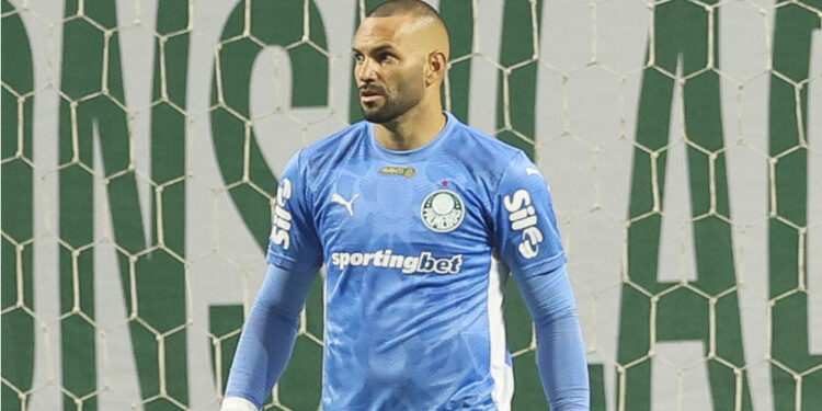 Weverton sofre lesão na mão e desfalca Palmeiras contra o Flamengo