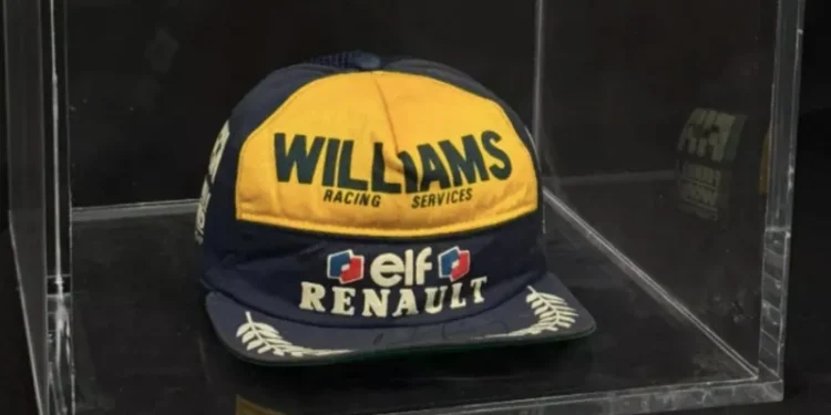 Boné autografado por Ayrton Senna vai a leilão com lance inicial de R$ 24,5 mil