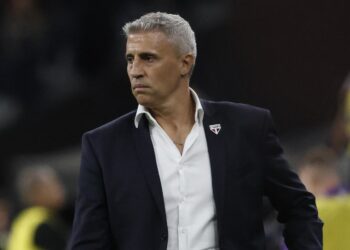 “Ninguém gosta de perder clássico”, diz Crespo após derrota do São Paulo