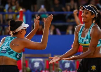 Duda e Ana Patrícia batem porto-riquenhas e vão às oitavas do Mundial de Vôlei de Praia