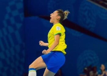 Emilly é eleita melhor jogadora da estreia do Brasil no Mundial de Futsal