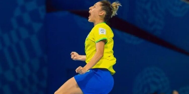 Emilly é eleita melhor jogadora da estreia do Brasil no Mundial de Futsal