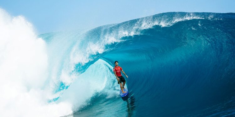 Medina confirma recuperação de lesão e retorna ao circuito da WSL em 2026