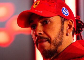 Hamilton não esconde frustração com primeiro ano na Ferrari: “Não avalio, só olho para frente”