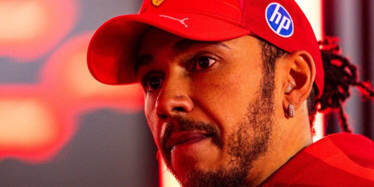 Hamilton não esconde frustração com primeiro ano na Ferrari: “Não avalio, só olho para frente”