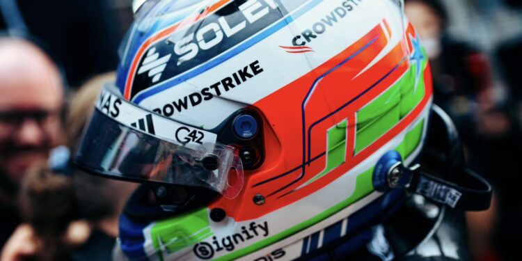 Kimi Antonelli presenteia família Senna com capacete que usou no GP de São Paulo