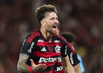 Flamengo aproveita derrota do Palmeiras e volta a igualar rival no Brasileiro