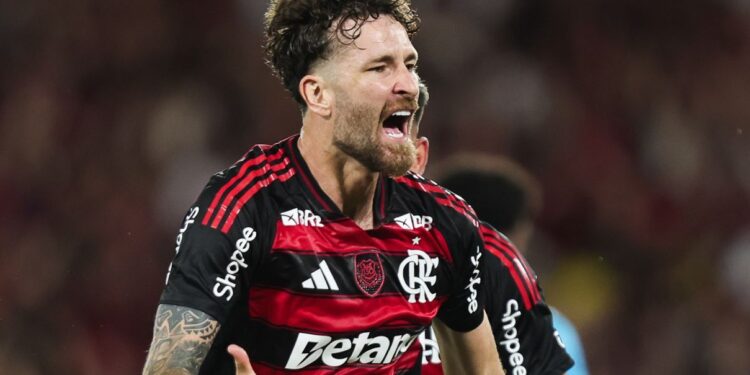 Flamengo aproveita derrota do Palmeiras e volta a igualar rival no Brasileiro
