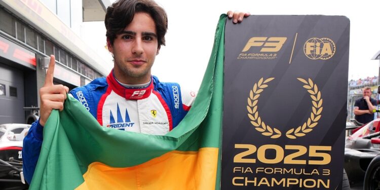 Campeão da Fórmula 3, Rafael Câmara é premiado com o Capacete de Ouro
