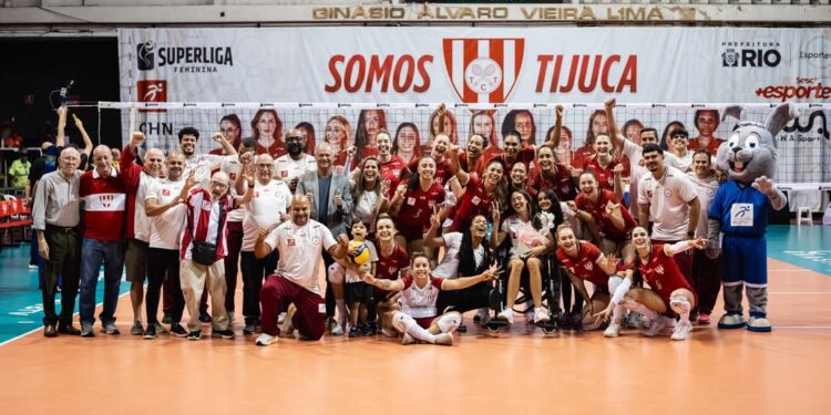 Júlia Azevedo recebe homenagem do Tijuca após ser baleada: “Viva e me recuperando”