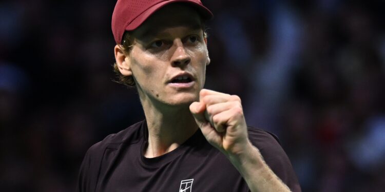 Com direito a pneu, Sinner atropela Zverev e faz final do Masters de Paris contra Aliassime