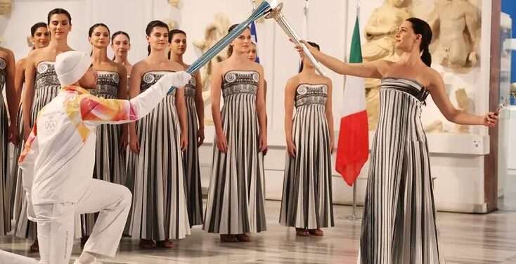 Tocha olímpica dos Jogos de Inverno é acesa na Grécia e chega à Itália no dia 4 de dezembro