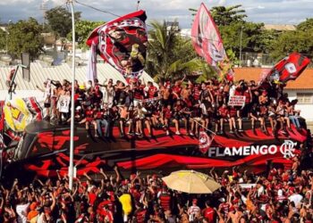 AeroFla: torcida do Flamengo faz grande festa no embarque do time para final da Liberta