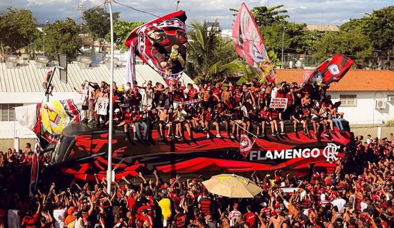 AeroFla: torcida do Flamengo faz grande festa no embarque do time para final da Liberta