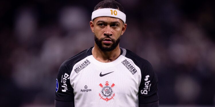 Corinthians pede para Memphis Depay deixar hotel que custa R$ 250 mil mensais