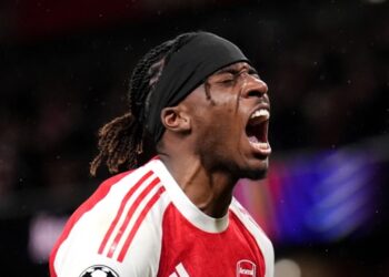 Arsenal bate Bayern, segue 100% e assume liderança da Champions League