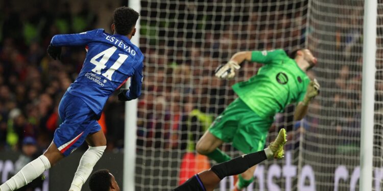 Estevão marca golaço, Chelsea atropela o Barcelona e sobe na tabela da Champions