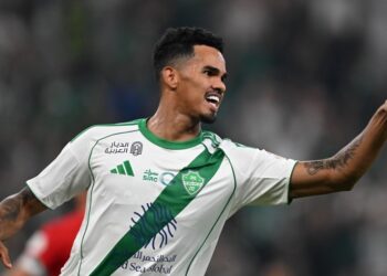 Com um a menos, Al Ahli bate Al Qadsiah e entra no G4 da Liga Saudita