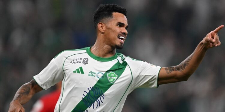 Com um a menos, Al Ahli bate Al Qadsiah e entra no G4 da Liga Saudita