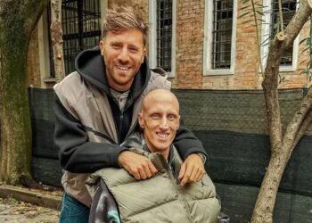 Jogador da seleção italiana de basquete com leucemia recebe homenagem comovente