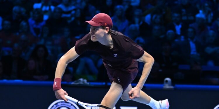 Atual campeão, Sinner bate Shelton e enfrenta De Minaur na semi do ATP Finals