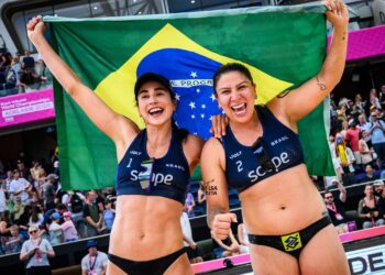 Carol Solberg e Rebecca vencem compatriotas e faturam bronze no Mundial de Vôlei de Praia