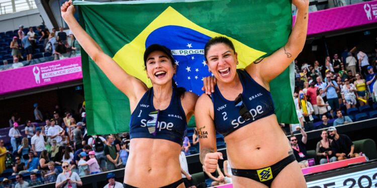 Carol Solberg e Rebecca vencem compatriotas e faturam bronze no Mundial de Vôlei de Praia
