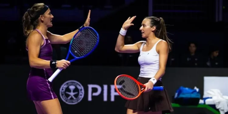 Luisa Stefani avança à semifinal inédita de duplas no WTA Finals