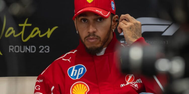 Hamilton reconhece má fase com a Ferrari, mas garante permanência para 2026