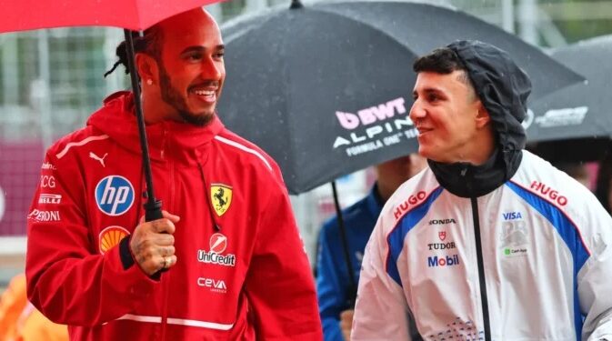 “Não vou mentir, isso me preocupa”, diz Hamilton sobre ida de Hadjar à Red Bull