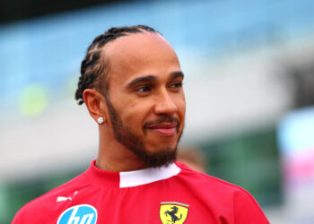 Diretor da Mercedes revela apoio a Hamilton em meio a ano complicado na Ferrari: “Voltará ainda mais forte”