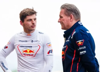 Jos Verstappen elogia desempenho e mentalidade de Max na reta final da F1: “É apenas ele mesmo”
