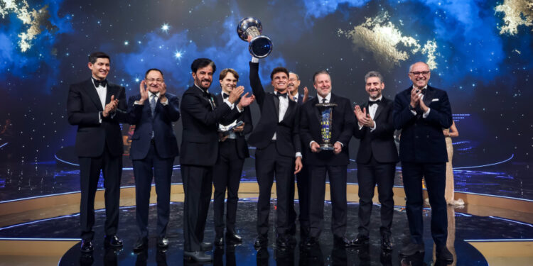Norris levanta troféu de campeão da F1 em Festa de Gala da FIA