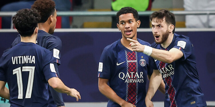 Goleiro pega quatro pênaltis, PSG bate o Flamengo e é campeão mundial pela primeira vez