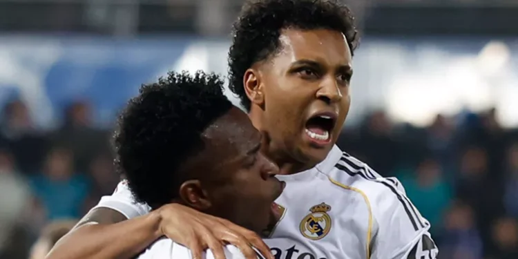 Jornal diz que Vini Jr. e Rodrygo “ajudam” Xabi Alonso, mas critica momento do Real